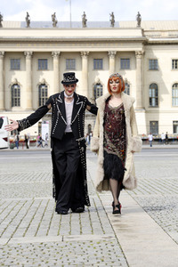 Historische Stadtrundfahrt mit dem Cast von 'Cabaret - Das Musical' in Berlin