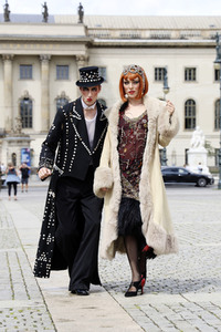 Historische Stadtrundfahrt mit dem Cast von 'Cabaret - Das Musical' in Berlin
