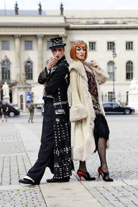 Historische Stadtrundfahrt mit dem Cast von 'Cabaret - Das Musical' in Berlin