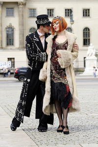 Historische Stadtrundfahrt mit dem Cast von 'Cabaret - Das Musical' in Berlin
