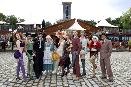 Historische Stadtrundfahrt mit dem Cast von 'Cabaret - Das Musical' in Berlin
