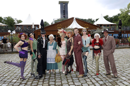 Historische Stadtrundfahrt mit dem Cast von 'Cabaret - Das Musical' in Berlin