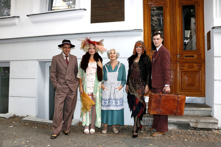Historische Stadtrundfahrt mit dem Cast von 'Cabaret - Das Musical' zu Originalschauplätzen in Berlin