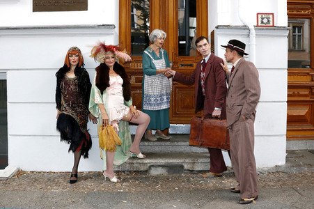Historische Stadtrundfahrt mit dem Cast von 'Cabaret - Das Musical' zu Originalschauplätzen in Berlin