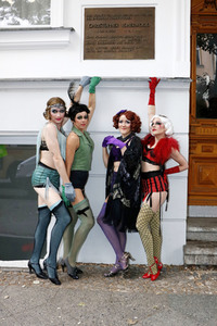 Historische Stadtrundfahrt mit dem Cast von 'Cabaret - Das Musical' zu Originalschauplätzen in Berlin