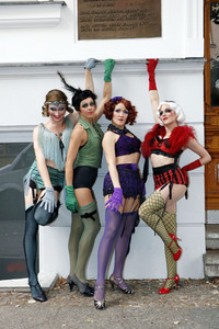 Historische Stadtrundfahrt mit dem Cast von 'Cabaret - Das Musical' zu Originalschauplätzen in Berlin