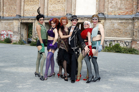 Historische Stadtrundfahrt mit dem Cast von 'Cabaret - Das Musical' zu Originalschauplätzen in Berlin