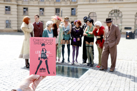 Historische Stadtrundfahrt mit dem Cast von 'Cabaret - Das Musical' zu Originalschauplätzen in Berlin
