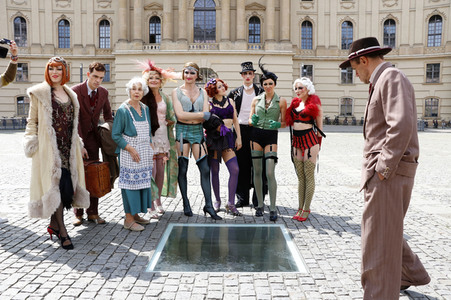 Historische Stadtrundfahrt mit dem Cast von 'Cabaret - Das Musical' zu Originalschauplätzen in Berlin