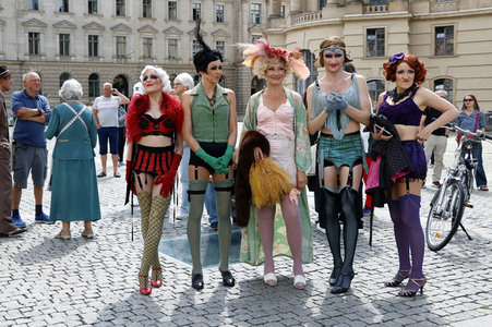 Historische Stadtrundfahrt mit dem Cast von 'Cabaret - Das Musical' zu Originalschauplätzen in Berlin