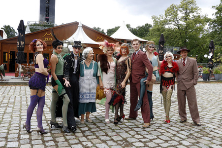 Historische Stadtrundfahrt mit dem Cast von 'Cabaret - Das Musical' zu Originalschauplätzen in Berlin