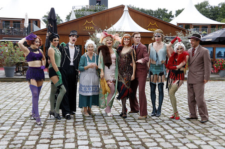 Historische Stadtrundfahrt mit dem Cast von 'Cabaret - Das Musical' zu Originalschauplätzen in Berlin