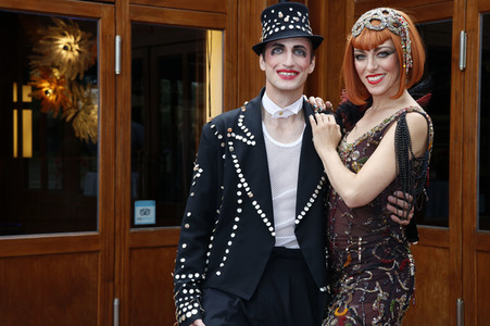Historische Stadtrundfahrt mit dem Cast von 'Cabaret - Das Musical' zu Originalschauplätzen in Berlin