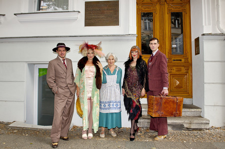 Historische Stadtrundfahrt mit dem Cast von 'Cabaret - Das Musical' zu Originalschauplätzen in Berlin