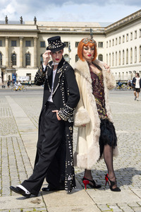 Historische Stadtrundfahrt mit dem Cast von 'Cabaret - Das Musical' zu Originalschauplätzen in Berlin