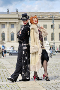 Historische Stadtrundfahrt mit dem Cast von 'Cabaret - Das Musical' zu Originalschauplätzen in Berlin