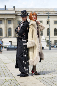 Historische Stadtrundfahrt mit dem Cast von 'Cabaret - Das Musical' zu Originalschauplätzen in Berlin