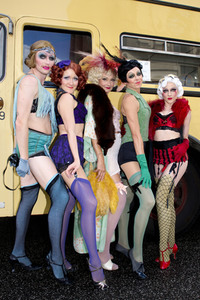 Historische Stadtrundfahrt mit dem Cast von 'Cabaret - Das Musical' zu Originalschauplätzen in Berlin