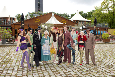 Historische Stadtrundfahrt mit dem Cast von 'Cabaret - Das Musical' zu Originalschauplätzen in Berlin