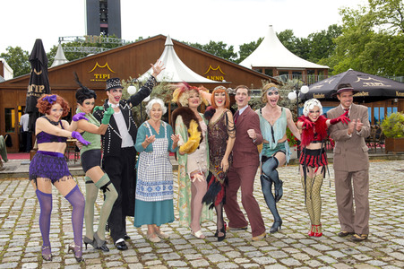 Historische Stadtrundfahrt mit dem Cast von 'Cabaret - Das Musical' zu Originalschauplätzen in Berlin