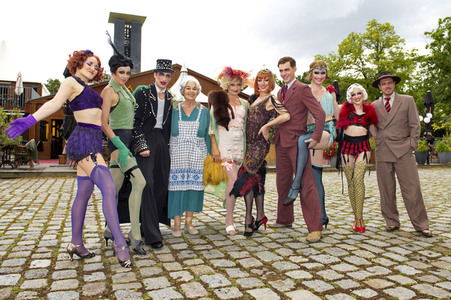 Historische Stadtrundfahrt mit dem Cast von 'Cabaret - Das Musical' zu Originalschauplätzen in Berlin