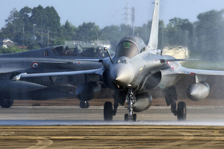 Ankunft von zwei Dassault Rafale in Shintomi