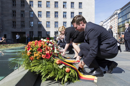 Kranzniederlegung auf dem Platz des Volksaufstandes von 1953 in Berlin