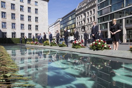 Kranzniederlegung auf dem Platz des Volksaufstandes von 1953 in Berlin