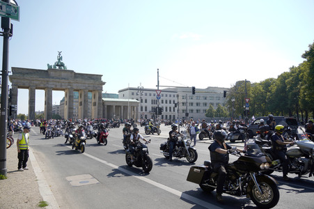 Kundgebung und Demofahrt ders  Red Knights MC Berlin