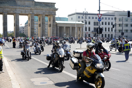 Kundgebung und Demofahrt ders  Red Knights MC Berlin