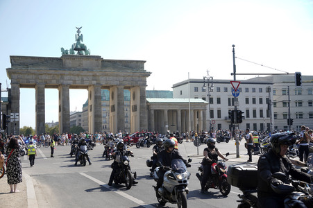 Kundgebung und Demofahrt ders  Red Knights MC Berlin