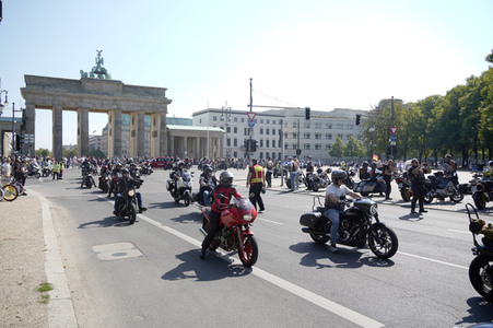 Kundgebung und Demofahrt ders  Red Knights MC Berlin