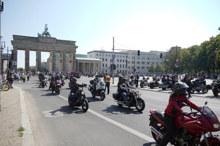 Kundgebung und Demofahrt ders  Red Knights MC Berlin