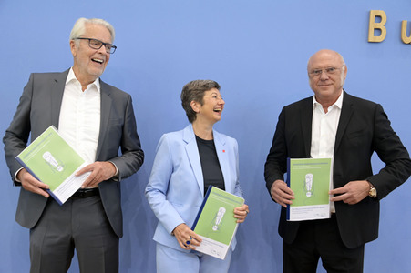 Bundespressekonferenz Umfrage Pflegekosten in Berlin