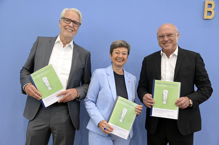 Bundespressekonferenz Umfrage Pflegekosten in Berlin