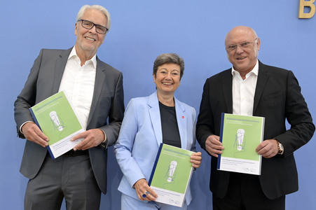 Bundespressekonferenz Umfrage Pflegekosten in Berlin