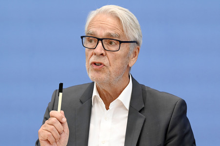 Bundespressekonferenz Umfrage Pflegekosten in Berlin