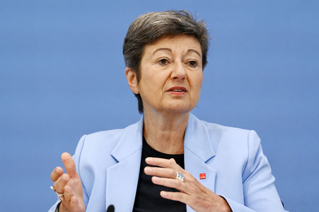 Bundespressekonferenz Umfrage Pflegekosten in Berlin