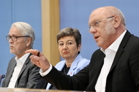 Bundespressekonferenz Umfrage Pflegekosten in Berlin