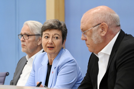 Bundespressekonferenz Umfrage Pflegekosten in Berlin