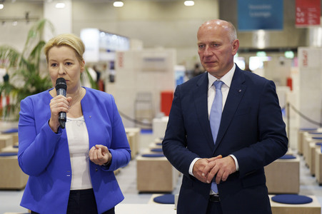 Kai Wegner und Franziska Giffey beim Eröffnungsrundgang auf der IFA 2023 in Berlin