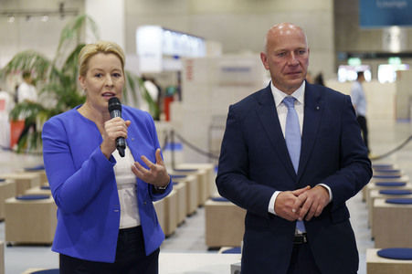 Kai Wegner und Franziska Giffey beim Eröffnungsrundgang auf der IFA 2023 in Berlin