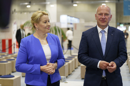 Kai Wegner und Franziska Giffey beim Eröffnungsrundgang auf der IFA 2023 in Berlin