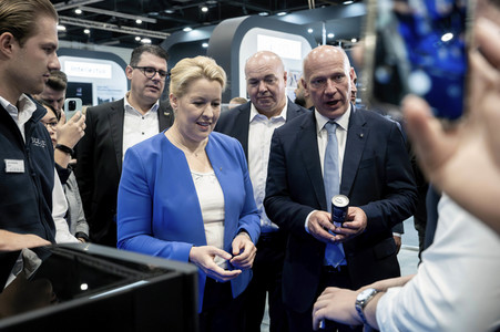 Kai Wegner und Franziska Giffey beim Eröffnungsrundgang auf der IFA 2023 in Berlin