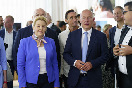 Kai Wegner und Franziska Giffey beim Eröffnungsrundgang auf der IFA 2023 in Berlin