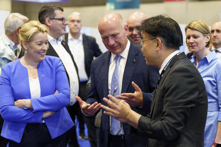 Kai Wegner und Franziska Giffey beim Eröffnungsrundgang auf der IFA 2023 in Berlin