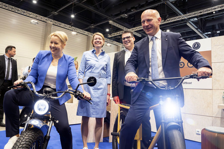 Kai Wegner und Franziska Giffey beim Eröffnungsrundgang auf der IFA 2023 in Berlin