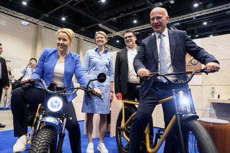 Kai Wegner und Franziska Giffey beim Eröffnungsrundgang auf der IFA 2023 in Berlin