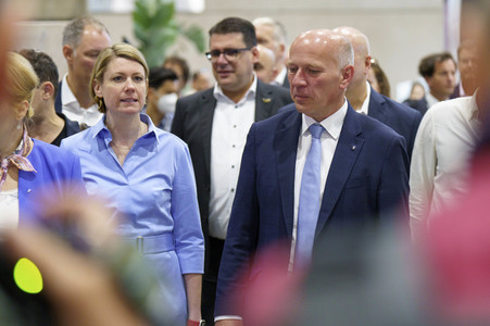 Kai Wegner und Franziska Giffey beim Eröffnungsrundgang auf der IFA 2023 in Berlin