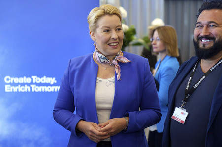 Kai Wegner und Franziska Giffey beim Eröffnungsrundgang auf der IFA 2023 in Berlin
